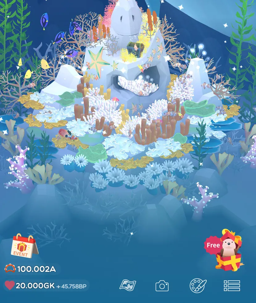 Rocha central do AbyssRium coberta de corais brancos e azuis, com os ícones de mapa, câmara e paleta em baixo